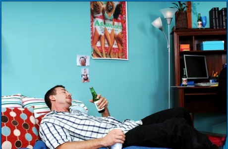 Молоденькая красотка с большой грудью Джанна Майклс трахается в свою волосатую киску 1