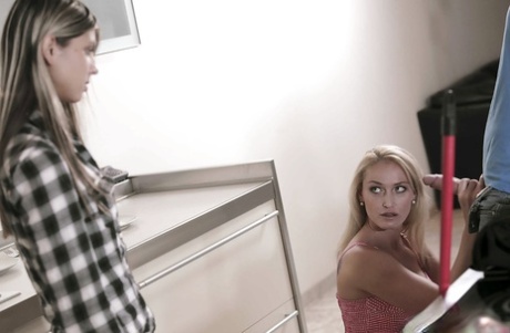 В групповом сексе втроем Джина Герсон и Катя Нобили делают минет 3